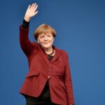 Angela Merkel insanlari salamlayir